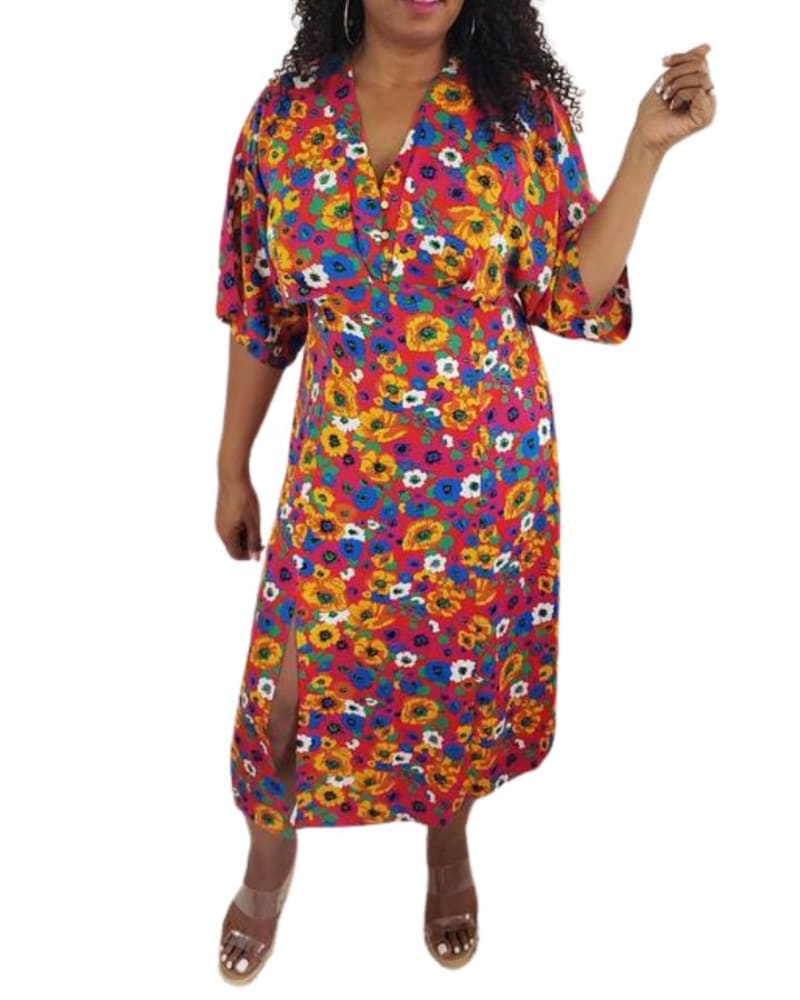 Front of a model wearing a size Large Floral Print Midi Dress in Multi in Multi by Q2. | dia_product_style_image_id:346163